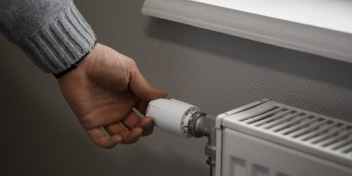 man-turning-off-radiator-energy-crisis